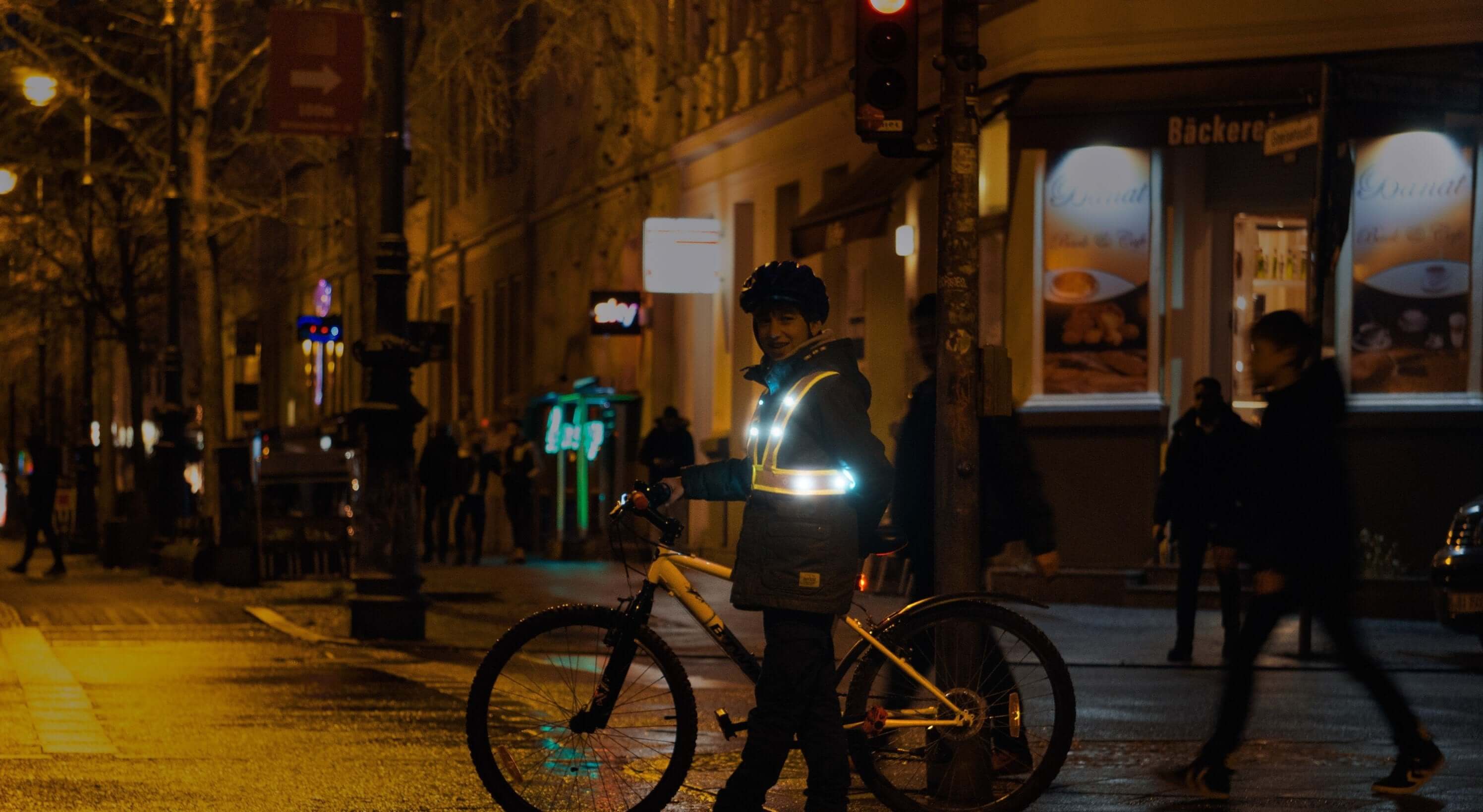Fahrradfahrer mit LED Warnweste für Kinder