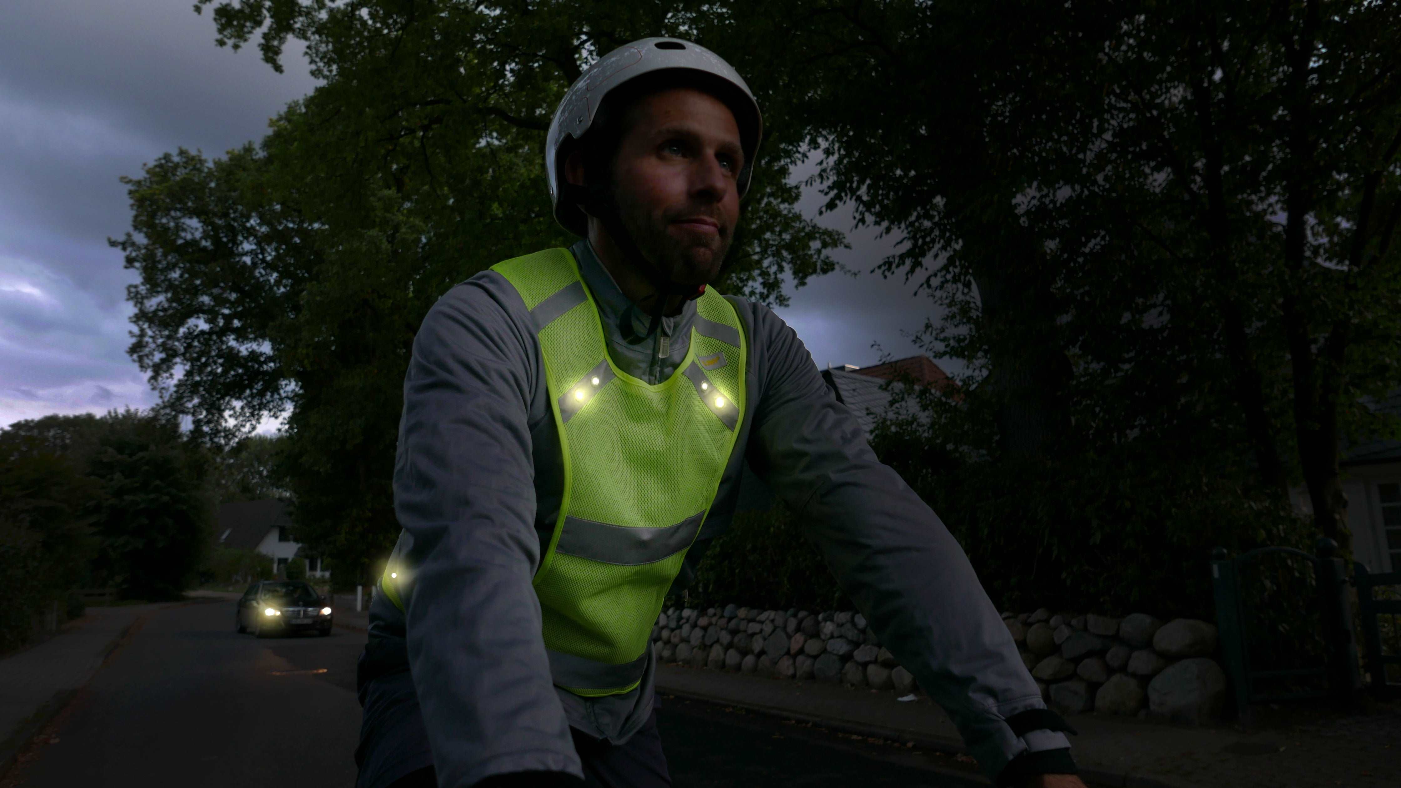LED Warnweste: LED Reflektierende Weste, Kinderwarnweste, Sicherheitsweste  Fahrrad, Reflektierende Weste Verstellbare Laufweste mit 2 Reflektorbände,  Reflektorweste für Joggen Radfahren Laufen : : Auto & Motorrad