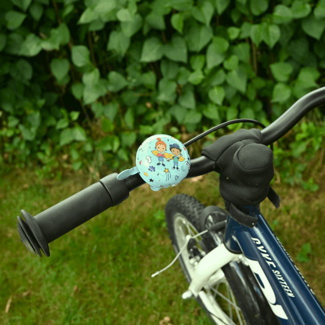 Schutzengel Fahrradklingel am Fahrrad, grüner Hintergrund
